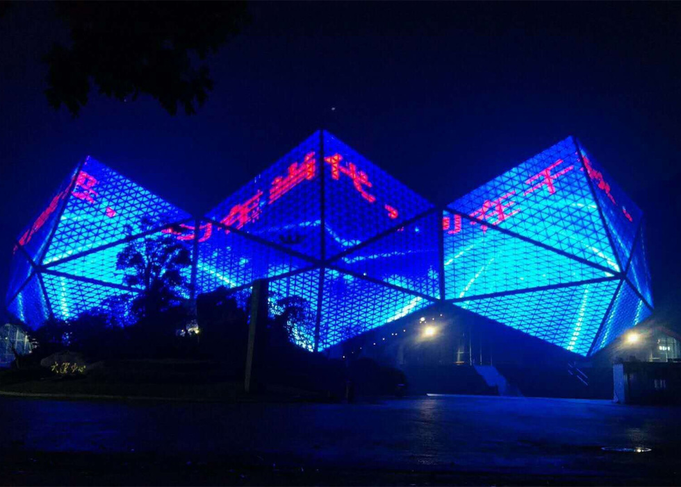LED格柵屏與常規的戶外電子屏哪個更有優勢